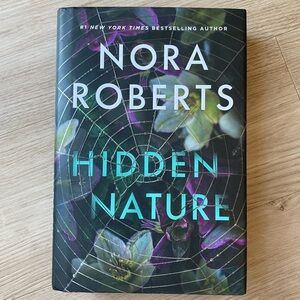 ❤️ Hidden Nature by Nora Roberts - Hardcover book - Excellent condition